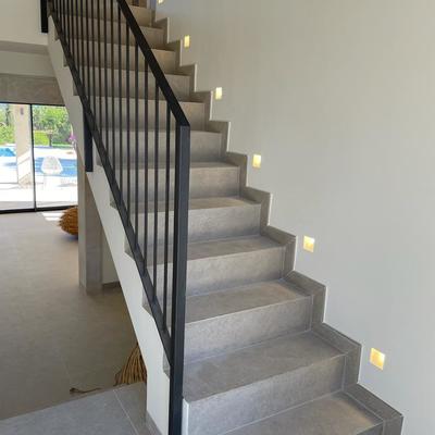 Instalación de iluminación LED con focos en escalera vivienda