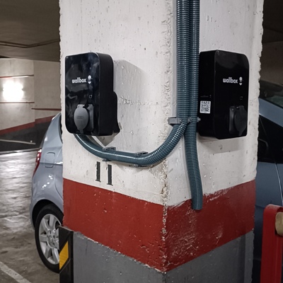 Wallbox Copper en parking de pupilaje