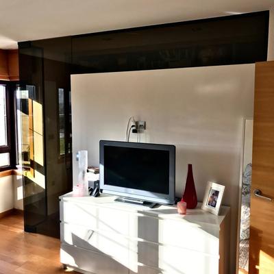 Cerramiento divisorio de habitación y vestidor