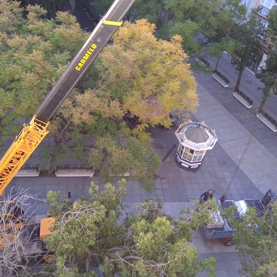Elevación de paneles solares a edificio en el centro de Cádiz