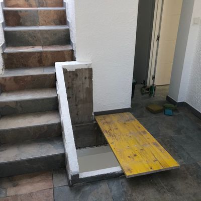 Terraza techada con conformación de paso de ascensor