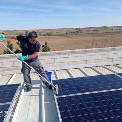 LIMPIEZA DE PANELES SOLARES