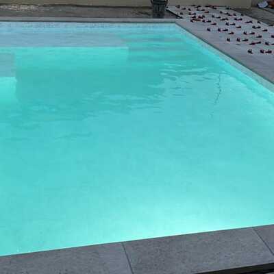 Piscina residencial con agua cristalina
