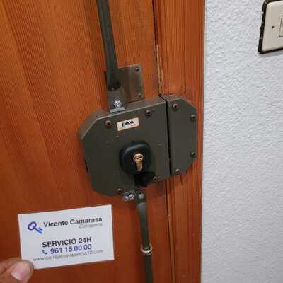 Instalación de cerradura Moia de sobreponer