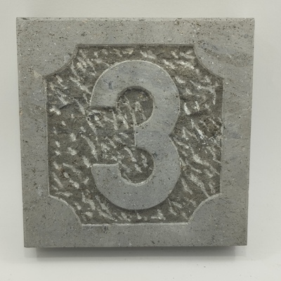 Número tallado en canteria