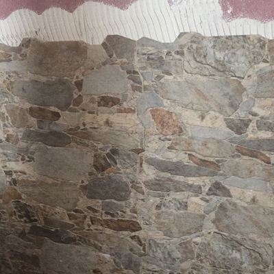 Colocación de cerámica imitando piedra rustica