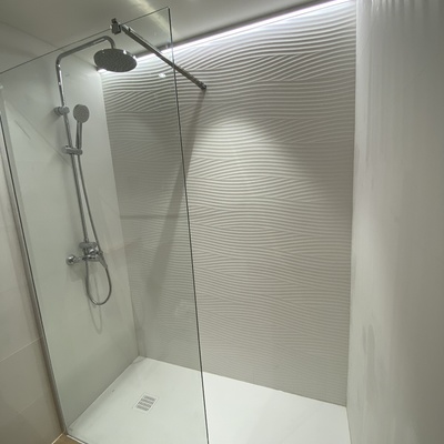 Baño blanco y ondas blancas....