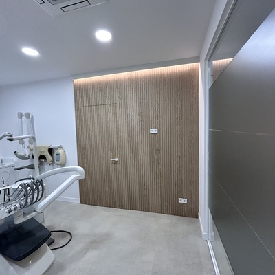 Forro de pared con led y puerta forrada