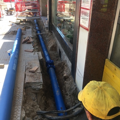 Metiendo tuberia de abastecimiento en C/Cadiz en Santander
