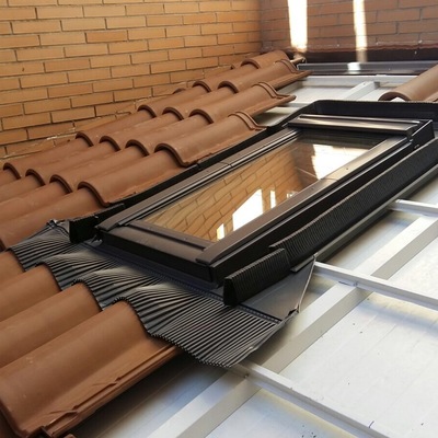 Techado de patio interior con panel sándwich y teja mixta.