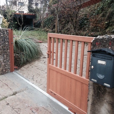 Puerta de aluminio corredera para entrada de vehículos