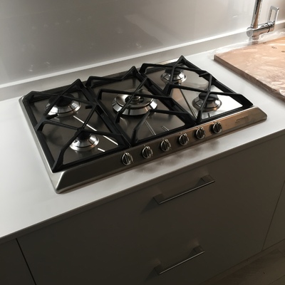 Montaje e instalación de gas y encimera Smeg 5 fuegos con dispositivo de seguridad por extincion de llama