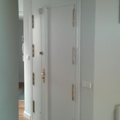 Puerta principal de vivienda unifamiliar.