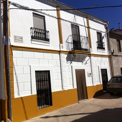 acabado en picado previo saneado total de la fachada reparación de grietas, agujeros , etc mediante alisado de fachada y efecto picado con posterior aplicado de pinturas impermeables y permeables al vapor de agua.