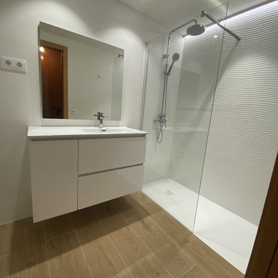 Baño blanco y ondas blancas.