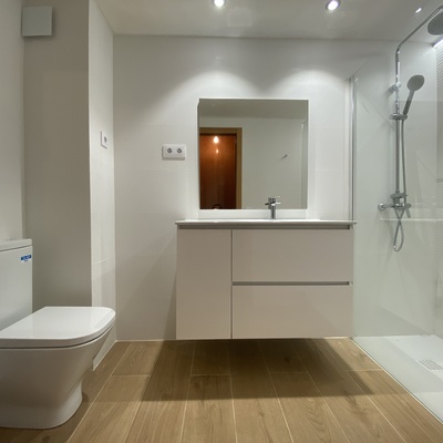 Baño blanco y ondas blancas..