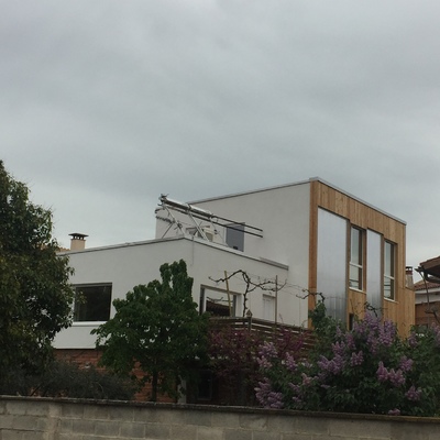 composición fachada de alerce con SATE