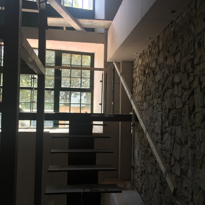 Escalera interior de edificio comercial