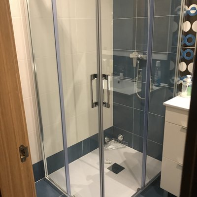 mampara y ducha bajo plato