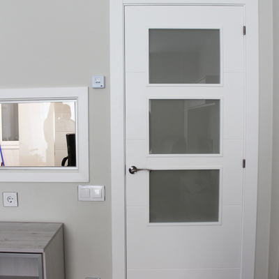 Puerta vidriera lacada blanca