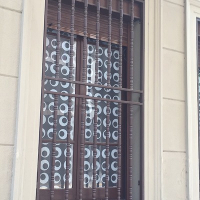 Persiana de aluminio y reja ornamental