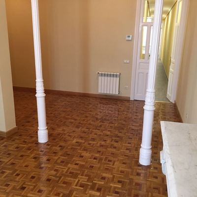 Salón con pilares de apoyo