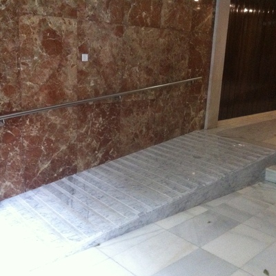 RAMPA EN MÁRMOL MACAREL