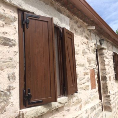 Fachada con contraventanas PVC 