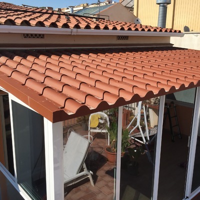 Corrimiento de aluminio con techo imitación teja
