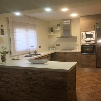 Cocina melamina roble iguazu + neolith blanco polar