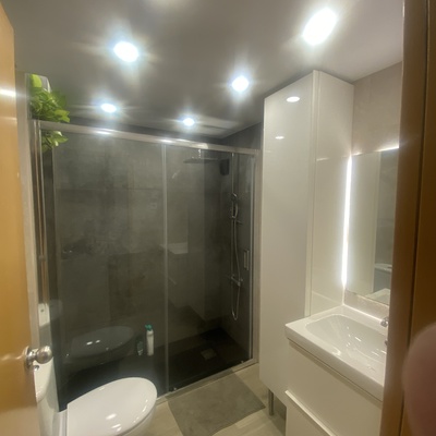 Baño gris y crema