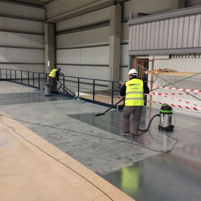 Aspirado y fregado de suelos de nave industrial