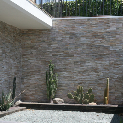 Fachada de casa forrada con piedra natural mililaja cuarcita