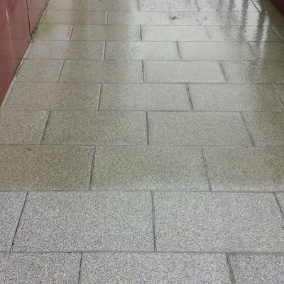 Antes y después de la limpieza de un suelo