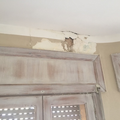 Tratamiento de humedad y posterior alisado con acabado en pintura acrílica mate