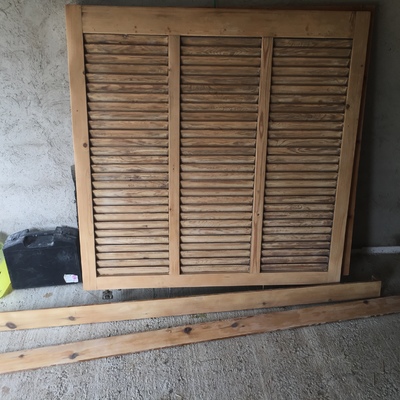 Decapado por medios mecánicos y posterior tratamiento de persianas mallorquinas