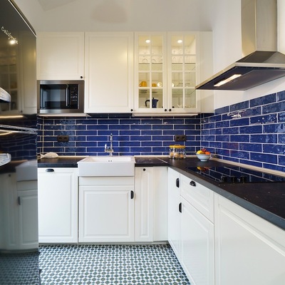 Cocina amueblada y decorada