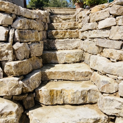 Escaleras de piedra natural rocalla