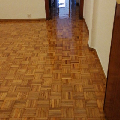 Acabado de barnizado pasillo y salón 