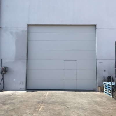 Puerta seccional industrial con peatonal incorporada Hörmann