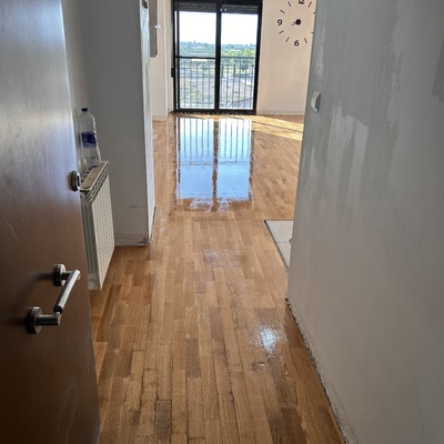 Barnizado parquet multicapa