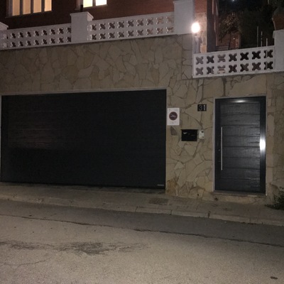 Puerta seccional y peatonal de panel residencial Hörmann