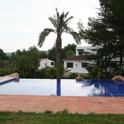 PISCINA CUADRADA DESBORDANTE