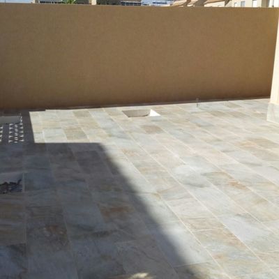 PAVIMENTO CON JARDINERAS