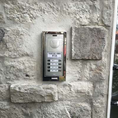 Portero con caja en acero