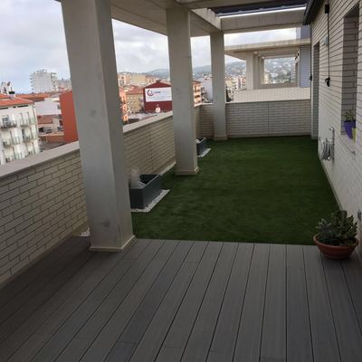 Terraza, tarima tecnológica y cesped