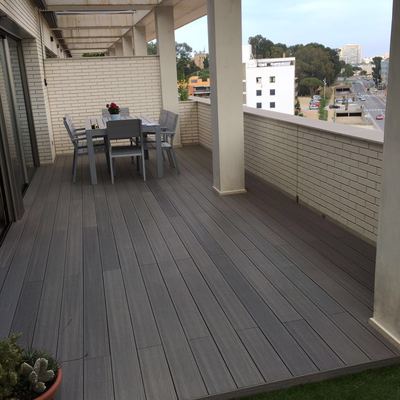 Terraza, tarima tecnológica y cesped