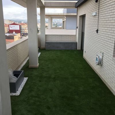 Terraza, cesped artificial , baul/ sofa viroc