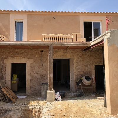 FACHADA EXTERIOR, PATIO TRASERO, EN PROCESO.