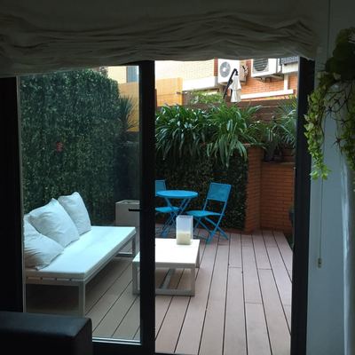 Terraza, tarima tecnológica, muro vegetal y cesped